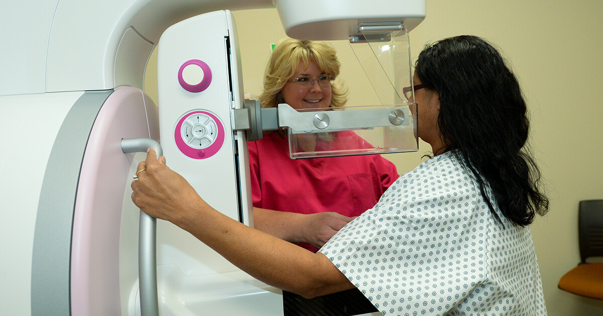 Student performing a mammography screening scan
